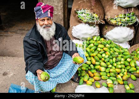 Dhaka, Dhaka, Bangladesch. 7. Februar 2023. Ein Gurkenverkäufer auf einem Markt in Dhaka, Bangladesch. Die Wachstumsrate des Bruttoinlandsprodukts (BIP) Bangladeschs sank von der vorläufigen Schätzung von 7,25 % auf 7,1 % im Geschäftsjahr 2021-22, wie dem Abschlussbericht des Statistischen Amtes für Bangladesch für das letzte Geschäftsjahr zu entnehmen ist. Das Pro-Kopf-Einkommen sank ebenfalls auf 2.793 Dollar, was einem Rückgang von 1,10% gegenüber dem vorläufigen Wert von 2.824 Dollar entspricht, was auf die Zunahme der Gesamtbevölkerung und die Abwertung der lokalen Währung gegenüber dem US-Dollar zurückzuführen ist. (Kreditbild: © Joy Saha/ZUMA Press Wire) NUR REDAKTIONELLE VERWENDUNG! Nicht für Commer Stockfoto