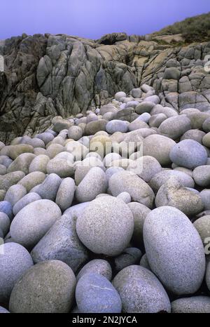 Große runde Steine am Strand Stockfoto