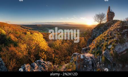 Farbenfroher Sonnenuntergang im Herbst mit Dorf und Wald, Slowakei - Schloss Pajstun Stockfoto