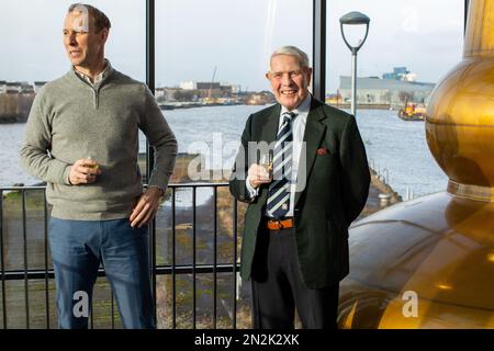 Tim Morrisonn und sein Sohn Andrew Morrison in der Clydeside Destillery in Glasgow, Schottland Stockfoto