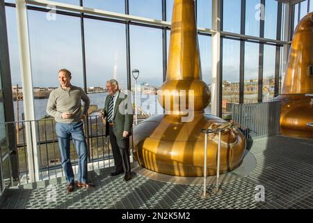 Tim Morrisonn und sein Sohn Andrew Morrison in der Clydeside Destillery in Glasgow, Schottland Stockfoto