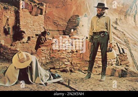 ES WAR EINMAL IM WESTEN 1968 Paramount-Bilderfilm mit Henry Fonda auf der rechten Seite Stockfoto