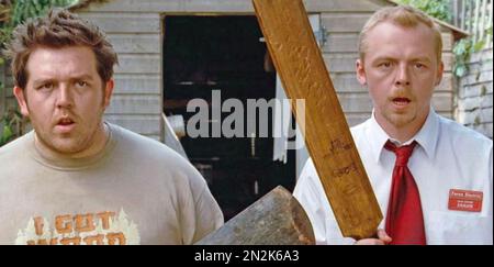 "SHAUN OF THE DEAD 2004 Universal Pictures" mit Nick Frost links und Simon Pegg Stockfoto