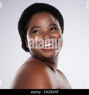 Gesicht, Denken und Schönheit mit einer schwarzen Modellfrau im Studio auf grauem Hintergrund für die Hautpflege. Idee, Haut und glücklich mit einer großen jungen Frau Stockfoto