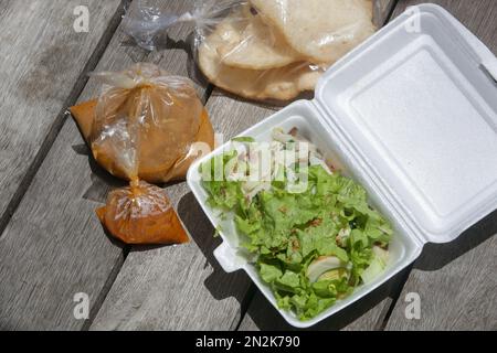 Indonesischer Salat mit Salat und gedämpftem Gemüse, serviert mit einem Erdnusssoße-Dressing, Paket zum Mitnehmen Stockfoto