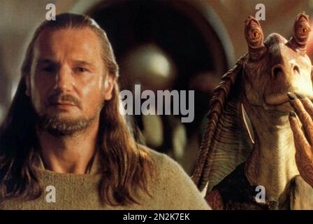 STAR WARS: EPISODE 1 - THE PHANTOM DANACE 1999 20. Century Fox Film mit Liam Neeson auf der linken Seite und Jar Jar Binks Stockfoto