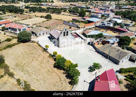 Kleine Stadt Castilla. Luftblick auf den Churh und den Platz Stockfoto