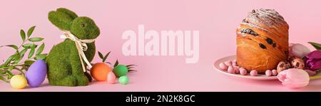 Banner mit Ostereiern, Kuchen und Spielzeughasen auf pinkfarbenem Hintergrund Stockfoto