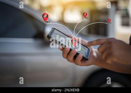 Ein Mann nutzt GPS und das Internet. Die Online-Karte im Auto steuert den Navigator für die GPS-Verfolgung. Stockfoto
