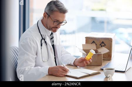 Schreiben Arzt, Pillen oder Bestellkiste in der medizinischen Lieferung, Rezeptionslogistik oder Medizinversandideen für den Kunden. Mensch, Gesundheitsfürsorge oder Arbeiter und Stockfoto