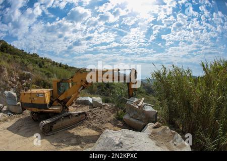 Verarbeitung von Marmor im Steinbruch. Kran zum Ausheben von Marmor im Steinbruch Stockfoto