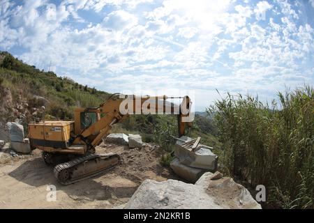 Verarbeitung von Marmor im Steinbruch. Kran zum Ausheben von Marmor im Steinbruch Stockfoto