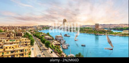 Skyline-Landschaft von Assuan auf dem Weg zur Großen Sphinx, Ägypten Stockfoto