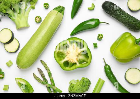 Flache Lay-Komposition mit frischem Gemüse auf weißem Hintergrund Stockfoto