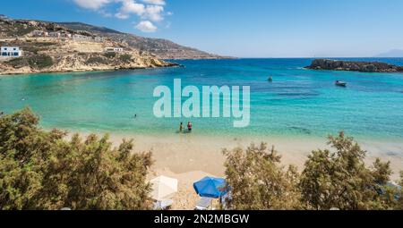 Lefkos Beach, Karpathos, Griechenland - August 2022 : Weißer Sandstrand und kristallklares Wasser an einem beliebten und wunderschönen griechischen Strand Stockfoto