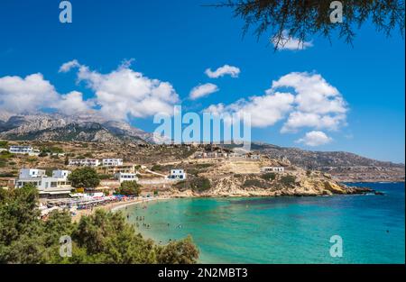 Lefkos Beach, Karpathos, Griechenland - August 2022 : Weißer Sandstrand und kristallklares Wasser an einem beliebten und wunderschönen griechischen Strand Stockfoto