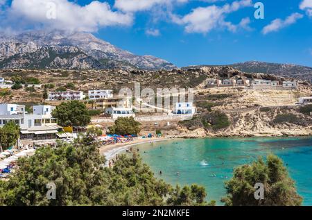 Lefkos Beach, Karpathos, Griechenland - August 2022 : Hotels und Restaurants oberhalb des weißen Sandstrands und kristallklarem Wasser auf einem beliebten und wunderschönen Hotel Stockfoto
