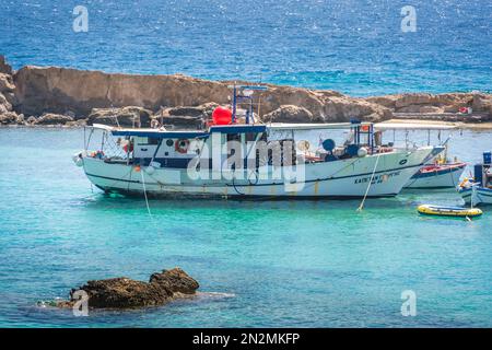 Lefkos Beach, Karpathos, Griechenland - August 2022 : kleines Boot in einer wunderschönen Bucht im Sommer Stockfoto