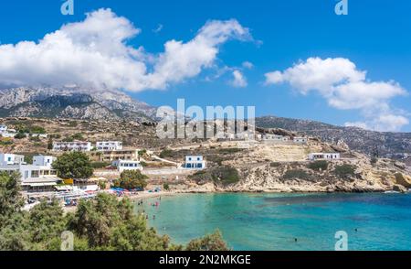 Lefkos Beach, Karpathos, Griechenland - August 2022 : Weißer Sandstrand und kristallklares Wasser an einem beliebten und wunderschönen griechischen Strand Stockfoto