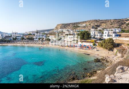 Lefkos Beach, Karpathos, Griechenland - August 2022 : Weißer Sandstrand und kristallklares Wasser an einem beliebten und wunderschönen griechischen Strand Stockfoto