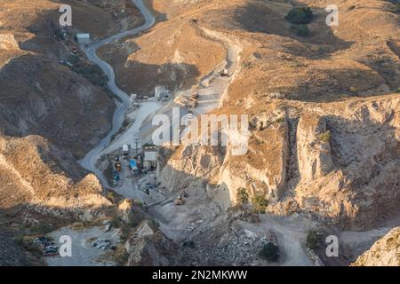 Santorinin, Griechenland - August 2022 : Straßenbauarbeiten auf der Insel Santorin von oben gesehen Stockfoto