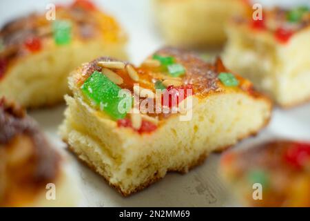 Coca de sant joan. Traditioneller San Juan-Kuchen zur Feier der Ankunft des Sommers in Spanien mit Brioche-Brot, kandierten Früchten und Nüssen. Stockfoto