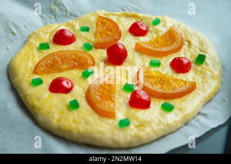 Coca de sant joan. Traditioneller San Juan-Kuchen zur Feier der Ankunft des Sommers in Spanien mit Brioche-Brot, kandierten Früchten und Nüssen. Stockfoto