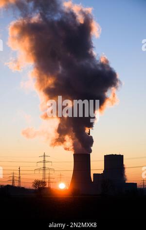 Hohenhameln, Deutschland. 07. Februar 2023. Die Sonne geht hinter dem Kraftwerk Mehrum im Bezirk Peine auf. Das Kohlekraftwerk ist seit August 2022 als „Marktrückkehrer“ wieder im Netz. Eine Verordnung hatte die Wiederinbetriebnahme von Steinkohlekraftwerken aus der so genannten Netzreserve ermöglicht, um Erdgas zu sparen. Kredit: Julian Stratenschulte/dpa/Alamy Live News Stockfoto