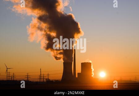 Hohenhameln, Deutschland. 07. Februar 2023. Die Sonne geht hinter dem Kraftwerk Mehrum im Bezirk Peine auf. Das Kohlekraftwerk ist seit August 2022 als „Marktrückkehrer“ wieder im Netz. Eine Verordnung hatte die Wiederinbetriebnahme von Steinkohlekraftwerken aus der so genannten Netzreserve ermöglicht, um Erdgas zu sparen. Kredit: Julian Stratenschulte/dpa/Alamy Live News Stockfoto