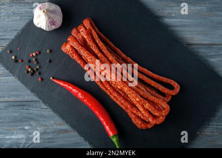 Köstliche getrocknete Würstchen Kabanosy mit Gewürzen und Kräutern. Seitenansicht. Geben Sie Platz für Text frei. Stockfoto