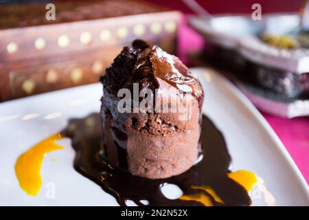 - Ich Weiß Nicht. Geschmolzener Schokoladenkuchen ist ein beliebtes Dessert, das die Elemente eines blumigen Schokoladenkuchens mit einem Soufflé kombiniert. Stockfoto