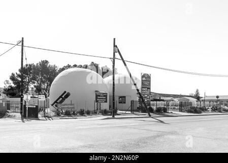 Sutherland, Südafrika - 3. September 2022: Eine Straßenszene mit Planetarium in Sutherland im nördlichen Kap Karoo. Schwarzweiß Stockfoto