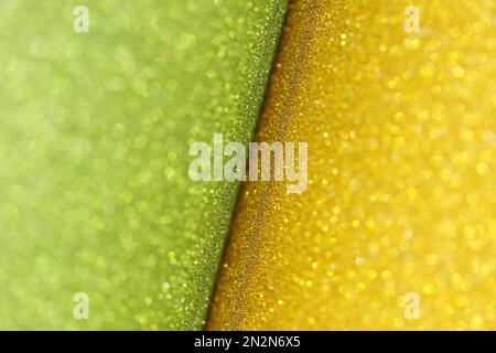 Abstraktes goldgrünes glitzerndes Papier, funkelnde Lichter und Bokeh, natürlicher Grunge-Hintergrund Stockfoto