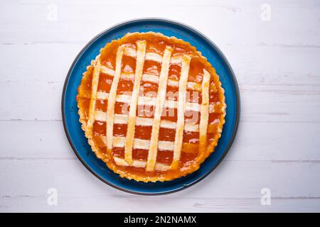 Crostata mit Pfirsichmarmelade in einer französischen Patisserie. Stockfoto