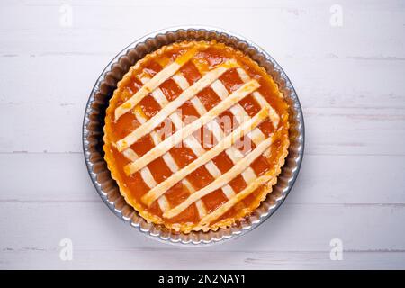 Crostata mit Pfirsichmarmelade in einer französischen Patisserie. Stockfoto