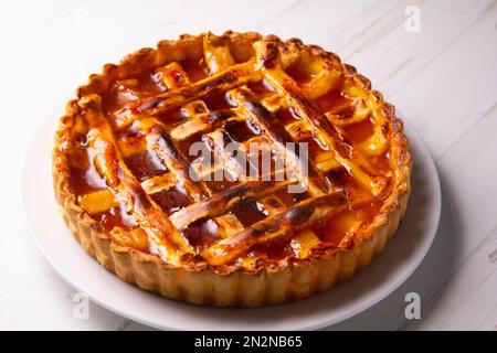 Crostata mit Pfirsichmarmelade in einer französischen Patisserie. Stockfoto