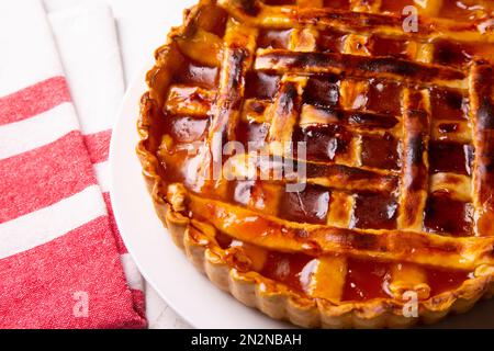 Crostata mit Pfirsichmarmelade in einer französischen Patisserie. Stockfoto