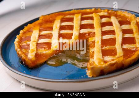 Crostata mit Pfirsichmarmelade in einer französischen Patisserie. Stockfoto