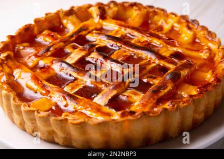 Crostata mit Pfirsichmarmelade in einer französischen Patisserie. Stockfoto