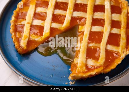 Crostata mit Pfirsichmarmelade in einer französischen Patisserie. Stockfoto