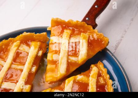 Crostata mit Pfirsichmarmelade in einer französischen Patisserie. Stockfoto