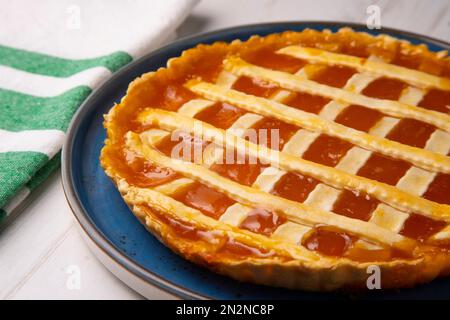 Crostata mit Pfirsichmarmelade in einer französischen Patisserie. Stockfoto