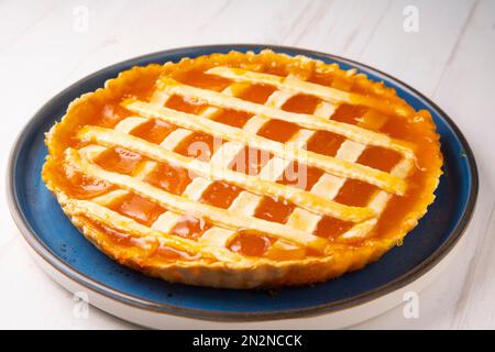 Crostata mit Pfirsichmarmelade in einer französischen Patisserie. Stockfoto