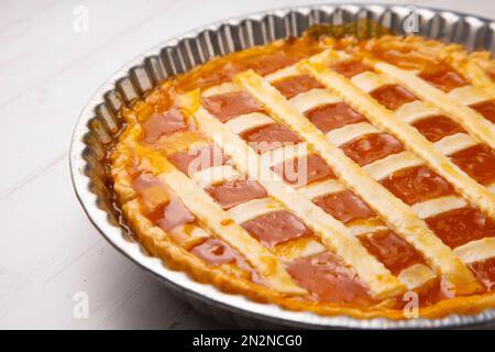 Crostata mit Pfirsichmarmelade in einer französischen Patisserie. Stockfoto