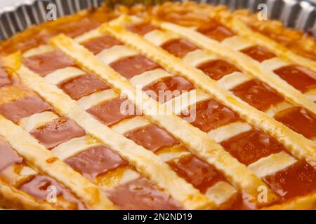 Crostata mit Pfirsichmarmelade in einer französischen Patisserie. Stockfoto