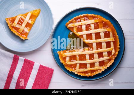 Crostata mit Pfirsichmarmelade in einer französischen Patisserie. Stockfoto