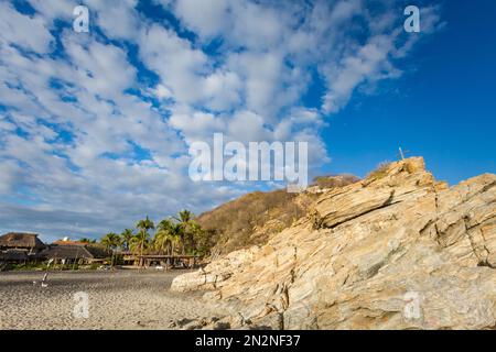 Wunderschöner Ventanilla Strand in Mexiko. Landschaft an sonnigen Tagen Stockfoto