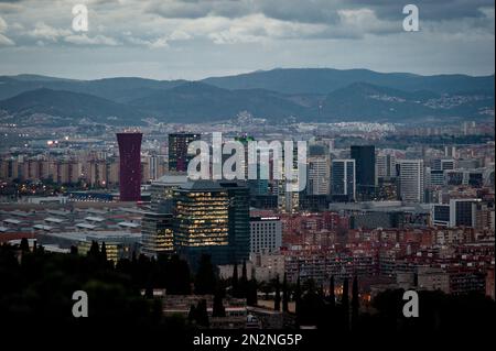 Bürogebäude umgeben den Veranstaltungsort Gran Via Fira in Hospitalet de Llobregat, Barcelona, Spanien Stockfoto