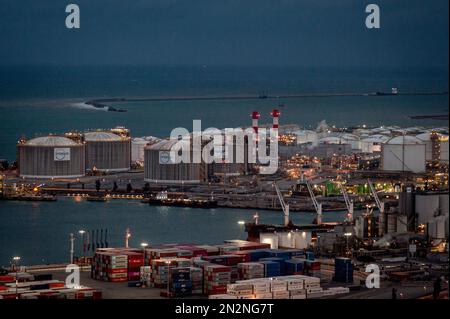 Gasspeichertanks des spanischen Energieunternehmens und des europäischen Übertragungsnetzbetreibers Enagas im Hafen von Barcelona. Stockfoto