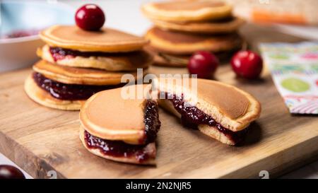 Traditionelles Dorayaki mit Anko. Dorayaki ist eine Art japanischer Süßigkeit, die aus zwei runden, mit anko gefüllten Kuchen besteht, einer Bohnenpaste m Stockfoto